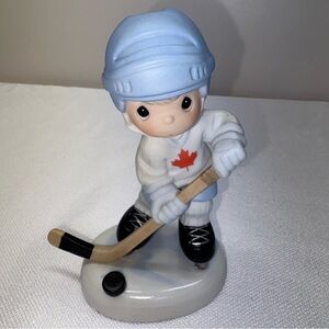 Precious Moments “Let’s Keep Our Eye’s On The Goal” VTG 1998 Canadian Exclusive